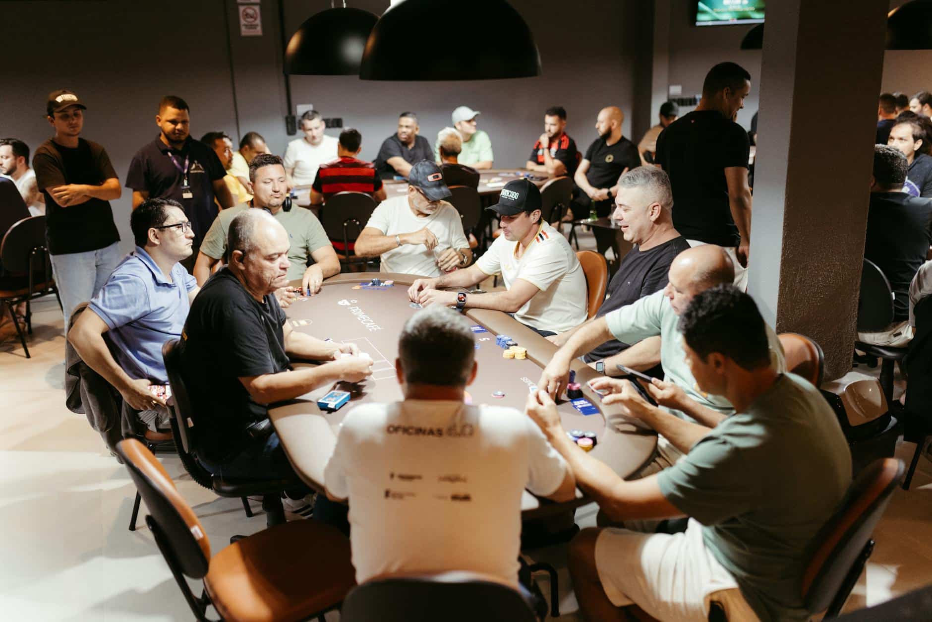 Poker hiệu quả bắt đầu từ quan sát, vị trí và quyết định có kế hoạch.